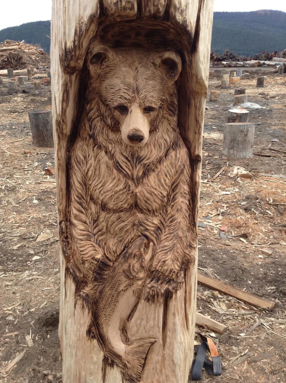 Медведь из дерева