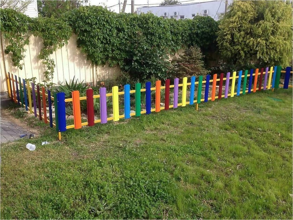 Разноцветные заборчики в саду