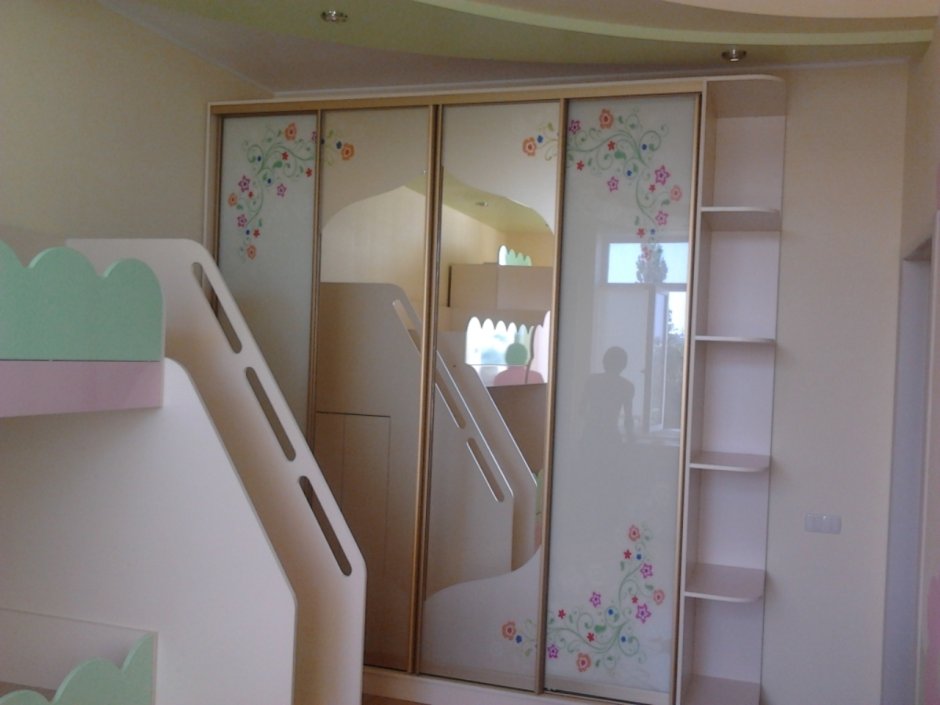Встроенный шкаф в детскую для девочки