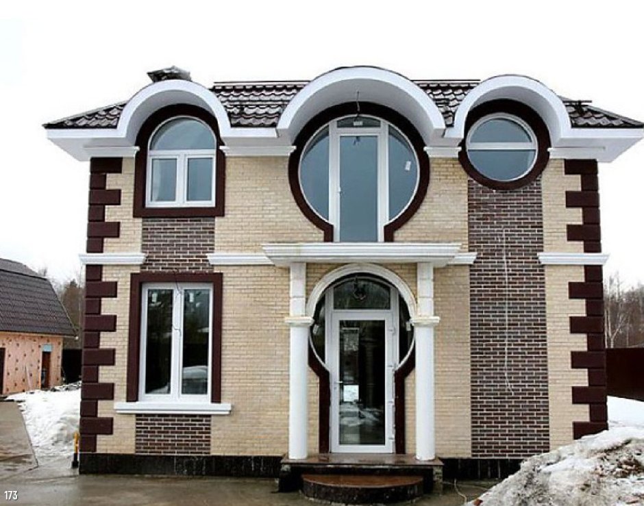 Дом с арочными окнами