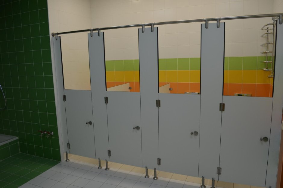 Туалетные кабинки в детском саду