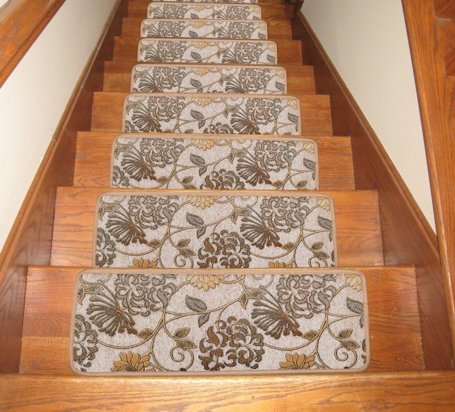 Лестница отделанная ковром