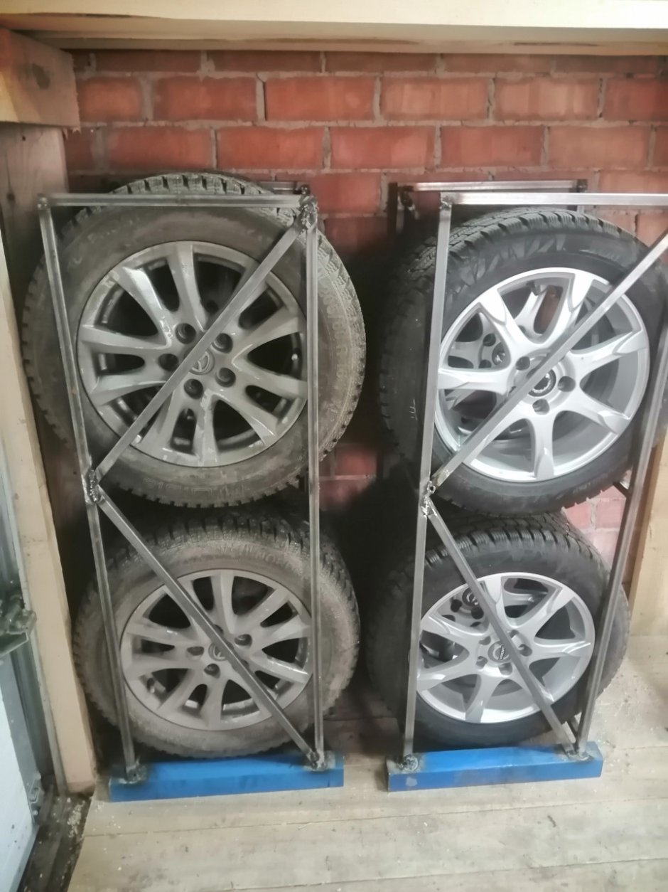 Полка для хранения колес в гараже