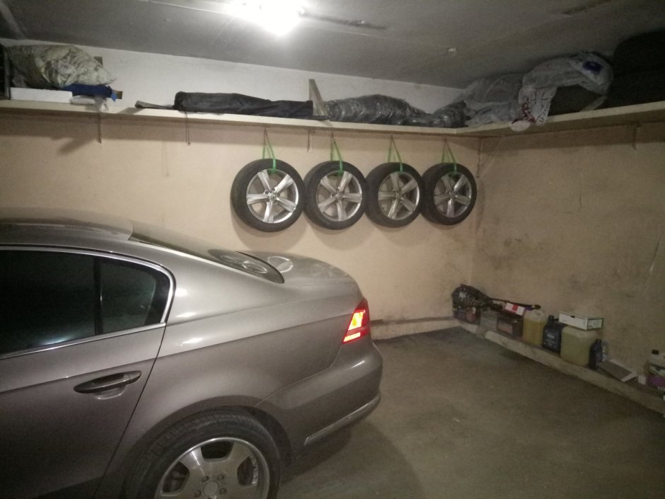 Место для хранения колес в гараже
