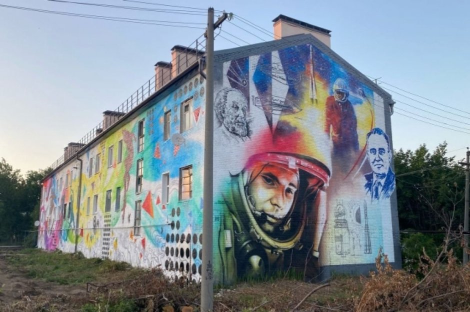 Граффити на стене дома