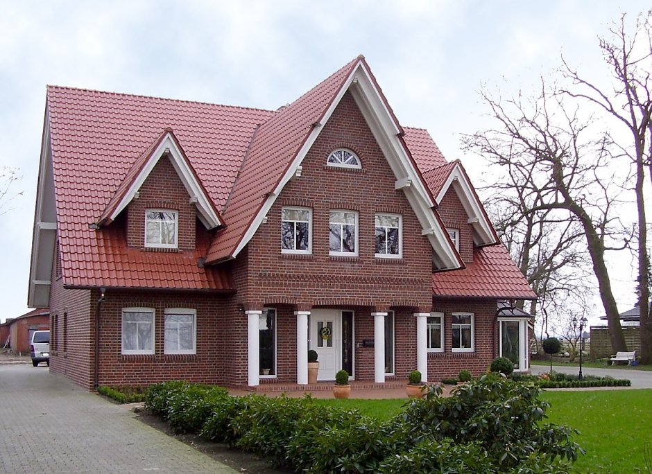 Дом из клинкерного кирпича с красной крышей