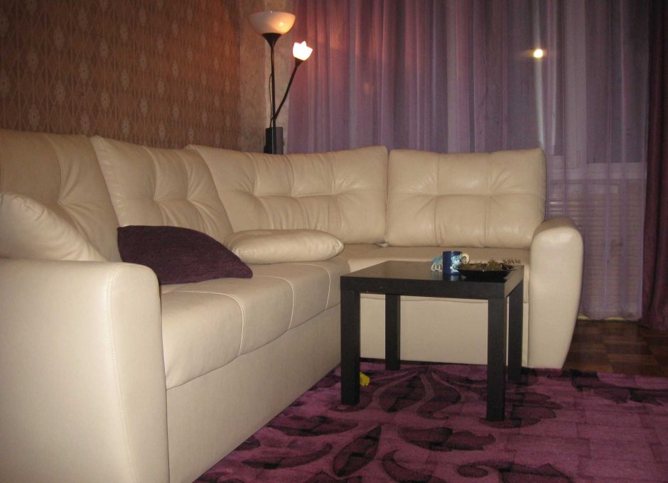 Бежевый кожаный диван в интерьере
