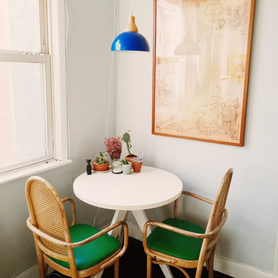 Люстра над обеденным столом на маленькой кухне