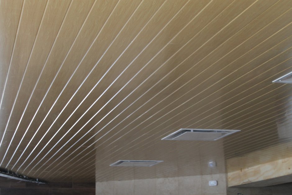 Реечный потолок алюминиевый 1.35 × 2