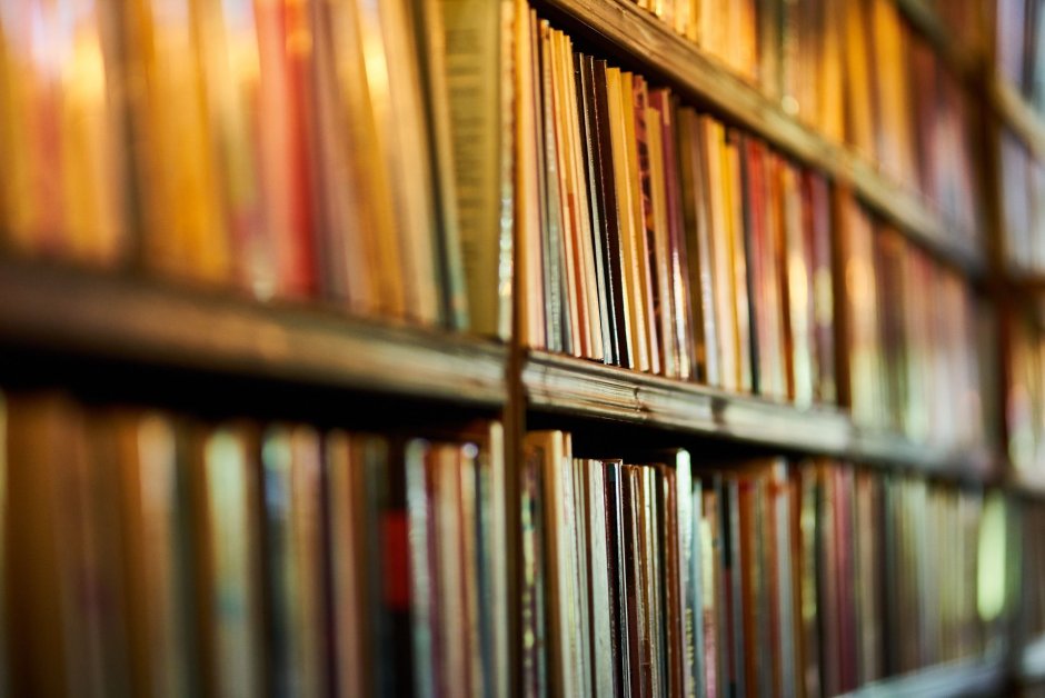 Размытые стеллажи с книгами