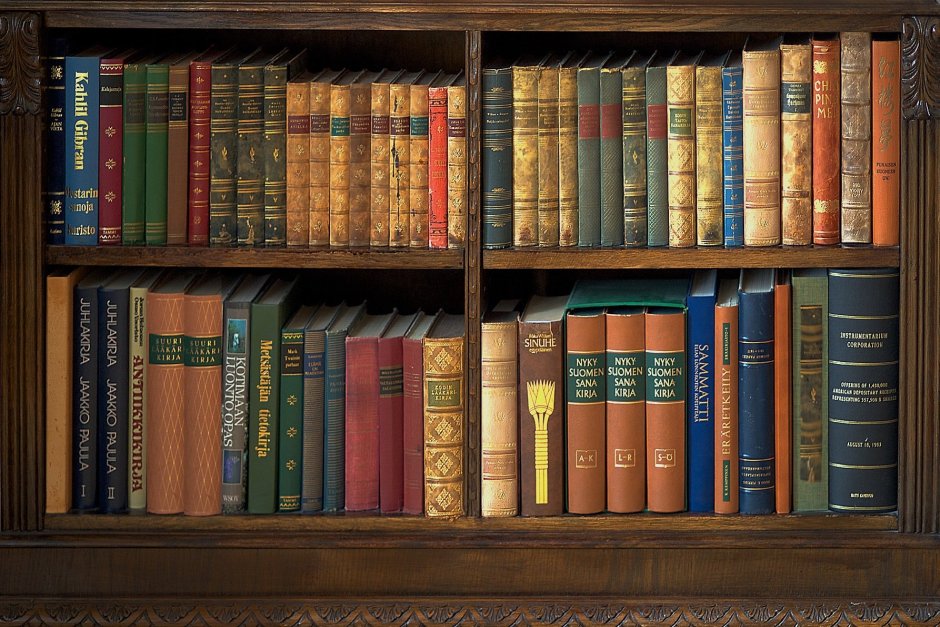 Книжная полка с книгами