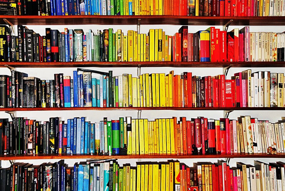 Книжки на полке