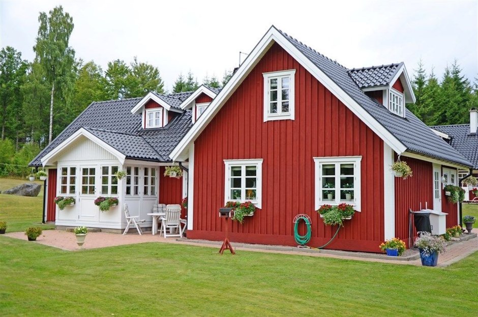 Дом в скандинавском стиле красный
