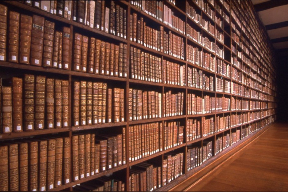Архивные полки с книгами