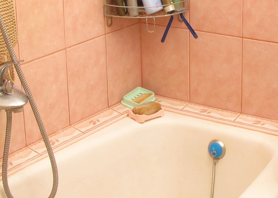 Керамический уголок для ванной на плитку