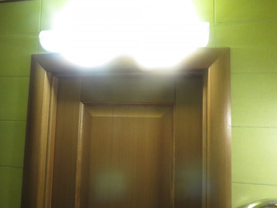 Светильник в ванную над дверью