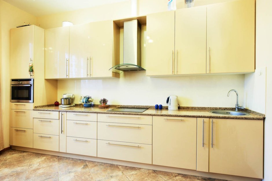 Кухня цвета ваниль