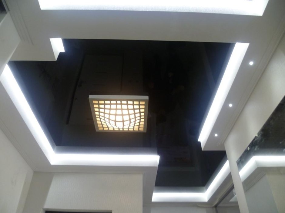 Черный натяжной потолок с подсветкой