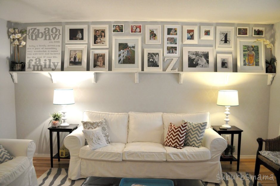 Полка с картинами над диваном