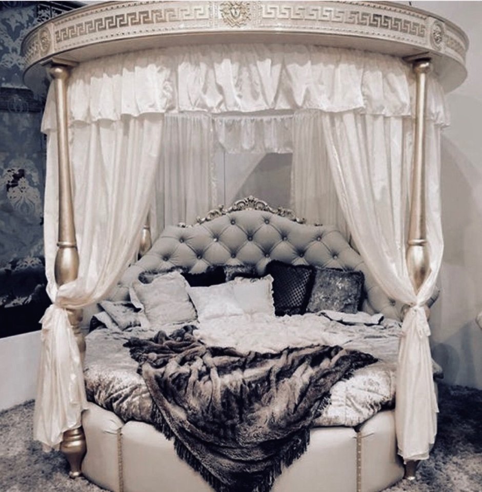 Кровать с занавесками