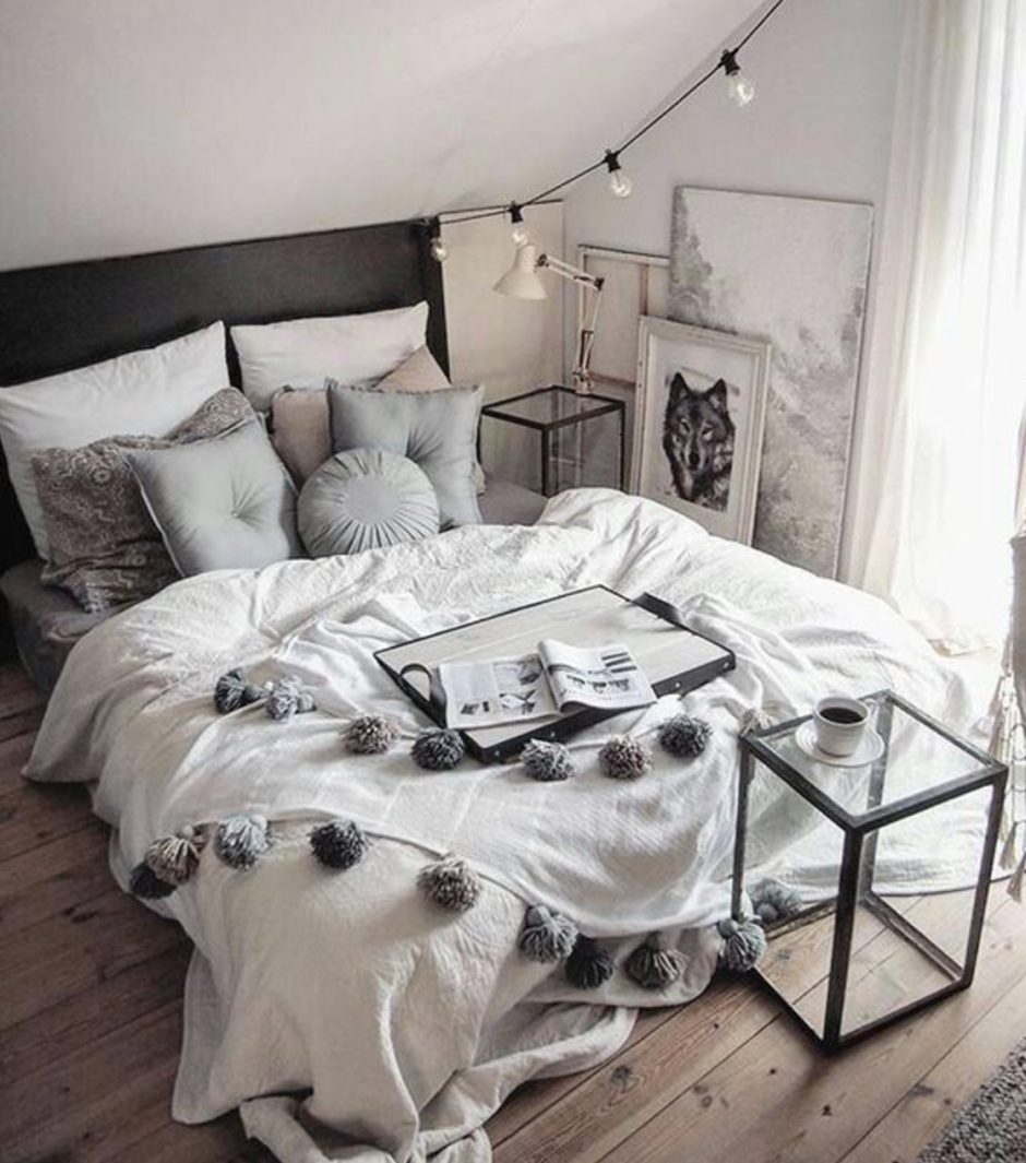 Спальня в испанском стиле с балдахином