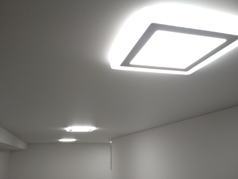 Квадратные лампы на натяжной потолок