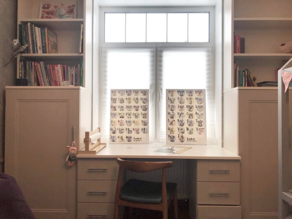 Письменный стол со стеллажом у окна
