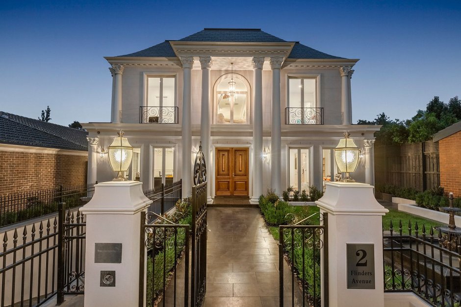 Квадратные дома в стиле классика