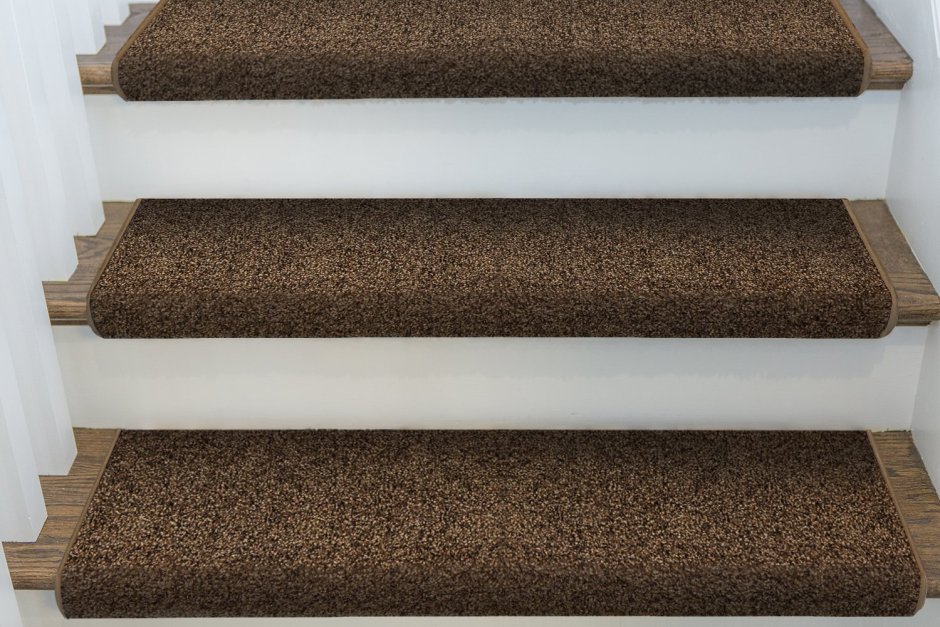 Дизайнерская лестница в доме с серым ковром