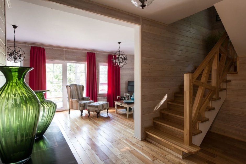 Гостиная с деревянной лестницей