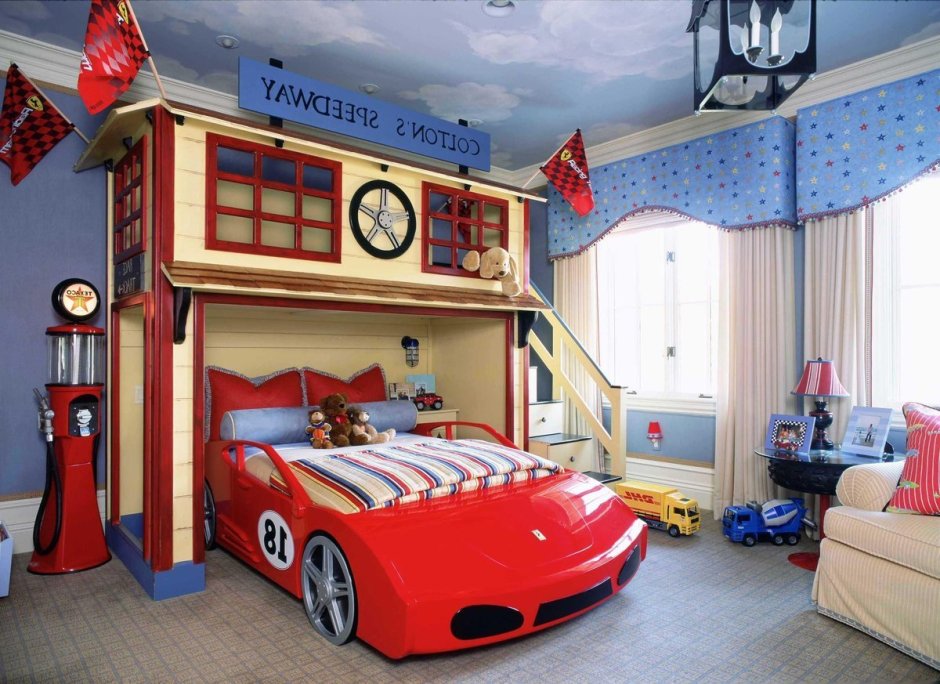 Детская кровать для мальчика в форме машины