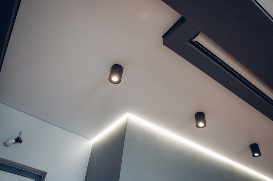Световые линии в спальне на натяжном потолке