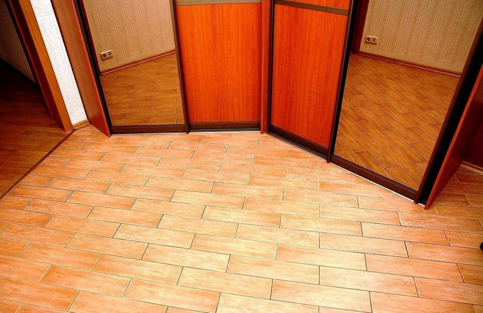 Плитка и линолеум в прихожей