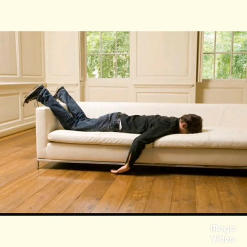 Человек лежащий на диване