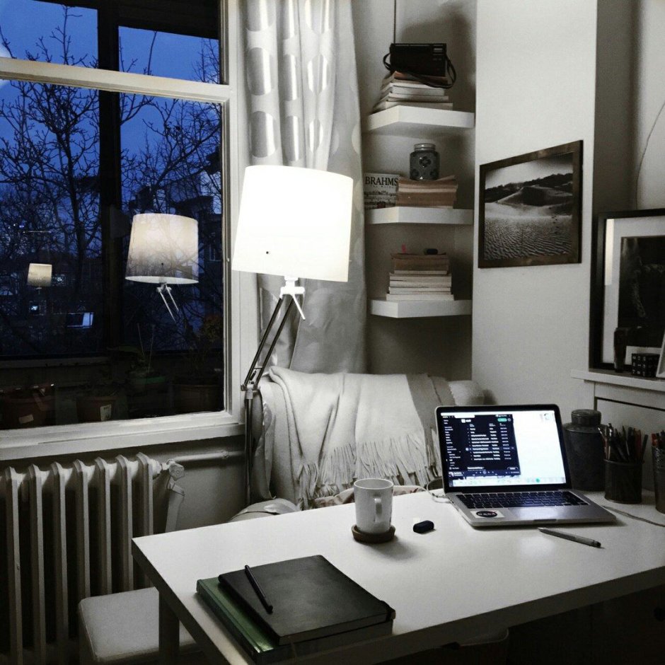 Дизайн комнаты с ноутбуком