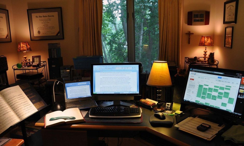 Письменный стол с книгами и ноутбуком