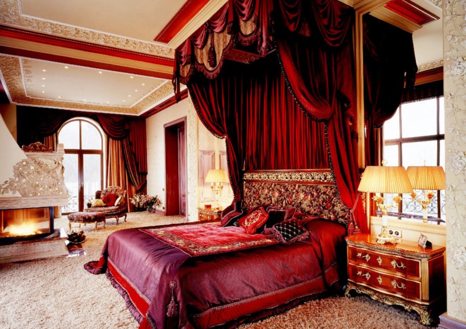 Красная спальня с балдахином