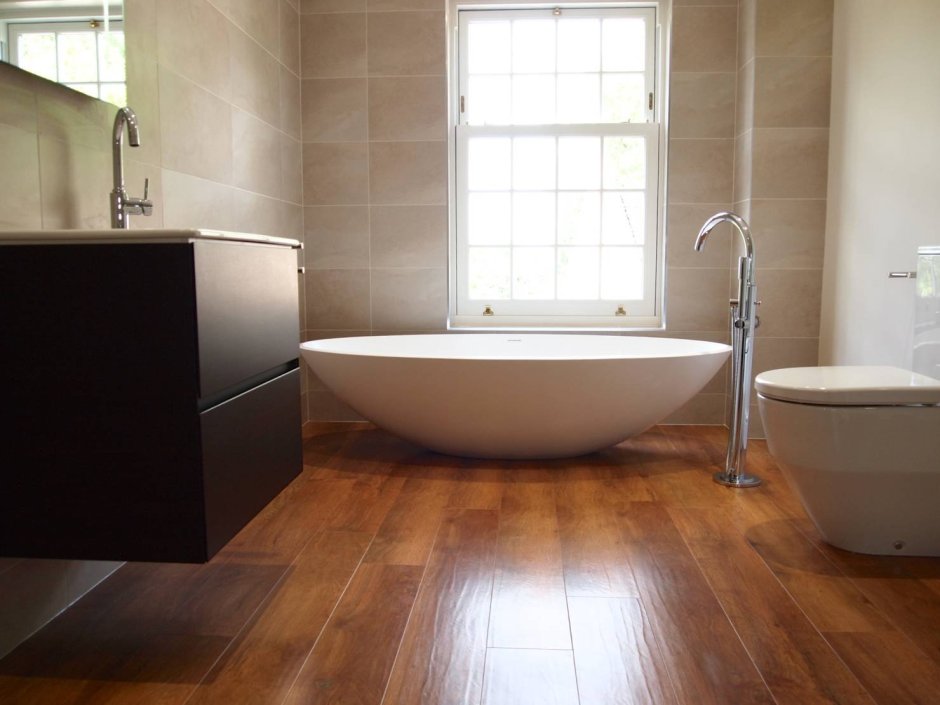 Ванная с деревянным полом