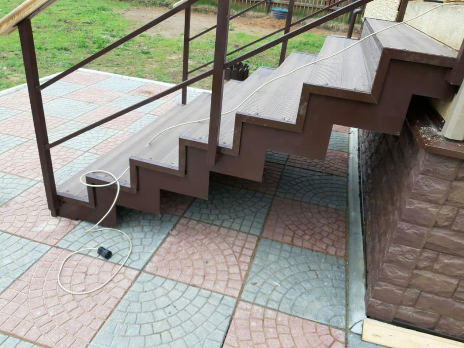 Уличная металлическая лестница ДПК
