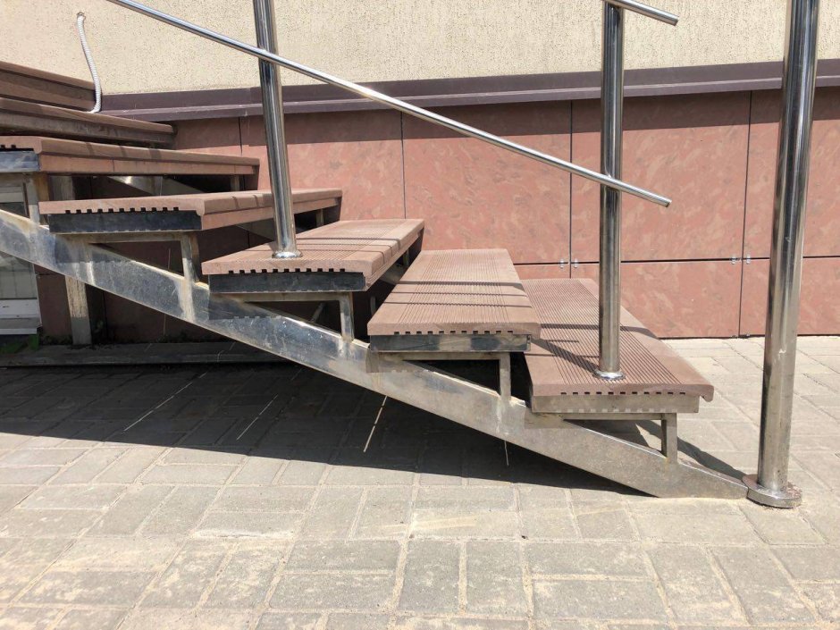Уличные лестницы из ДПК на металлокаркасе