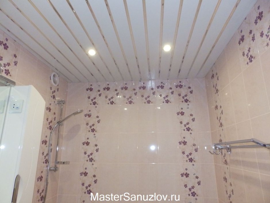 Пластиковые панели потолок в маленькой ванне