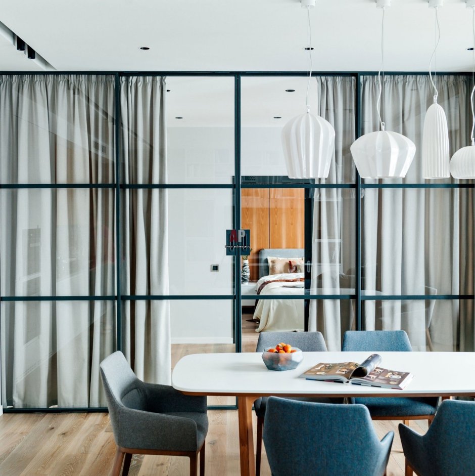 Стеклянная перегородка со шторами