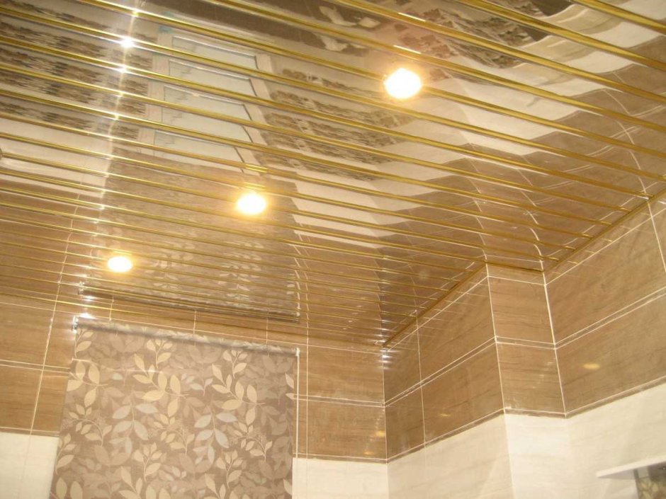 Реечный потолок для ванной бежевый