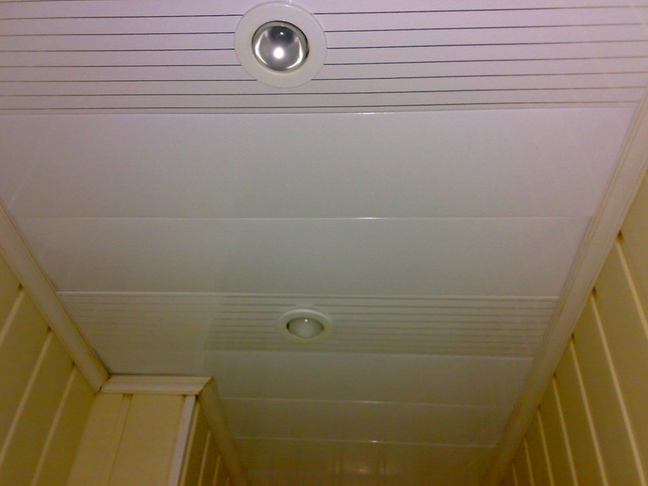 Вентиляция в реечном потолке в ванной