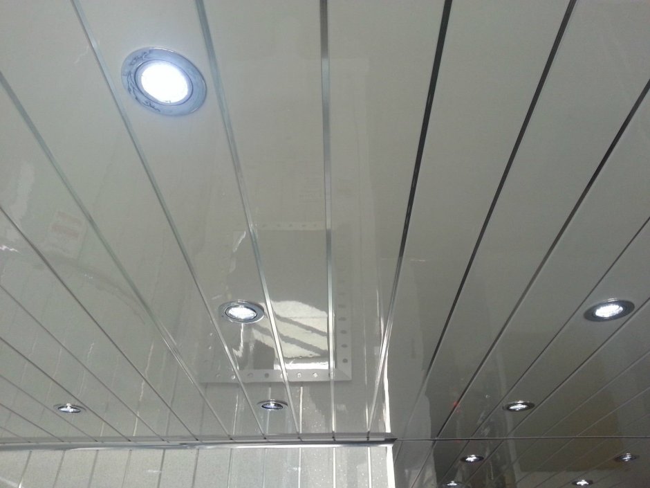 Реечный ПВХ потолок в ванной