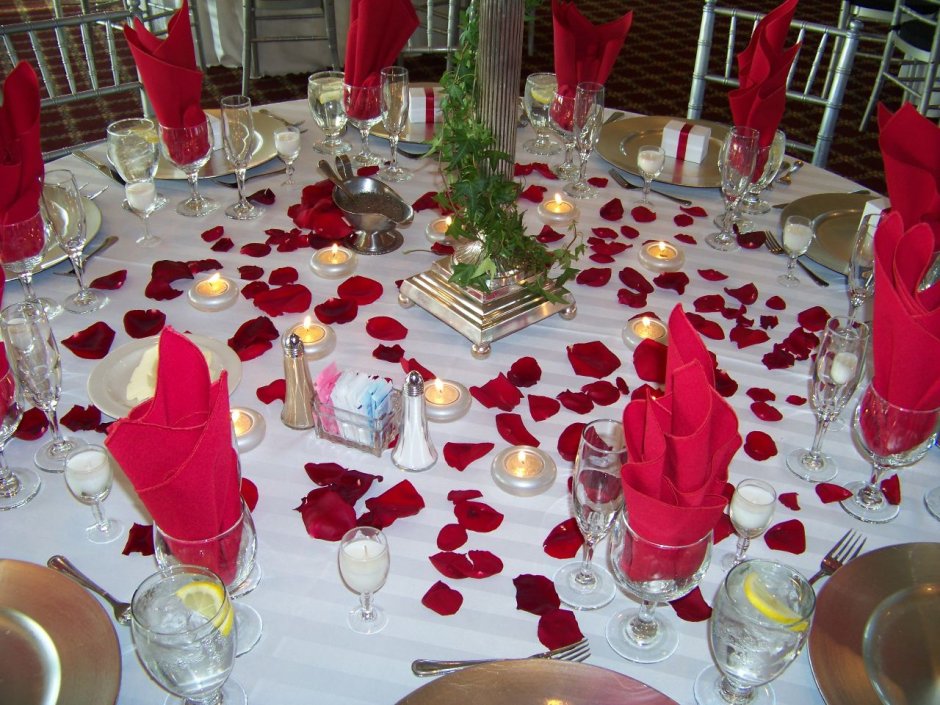 Украшение стола лепестками роз