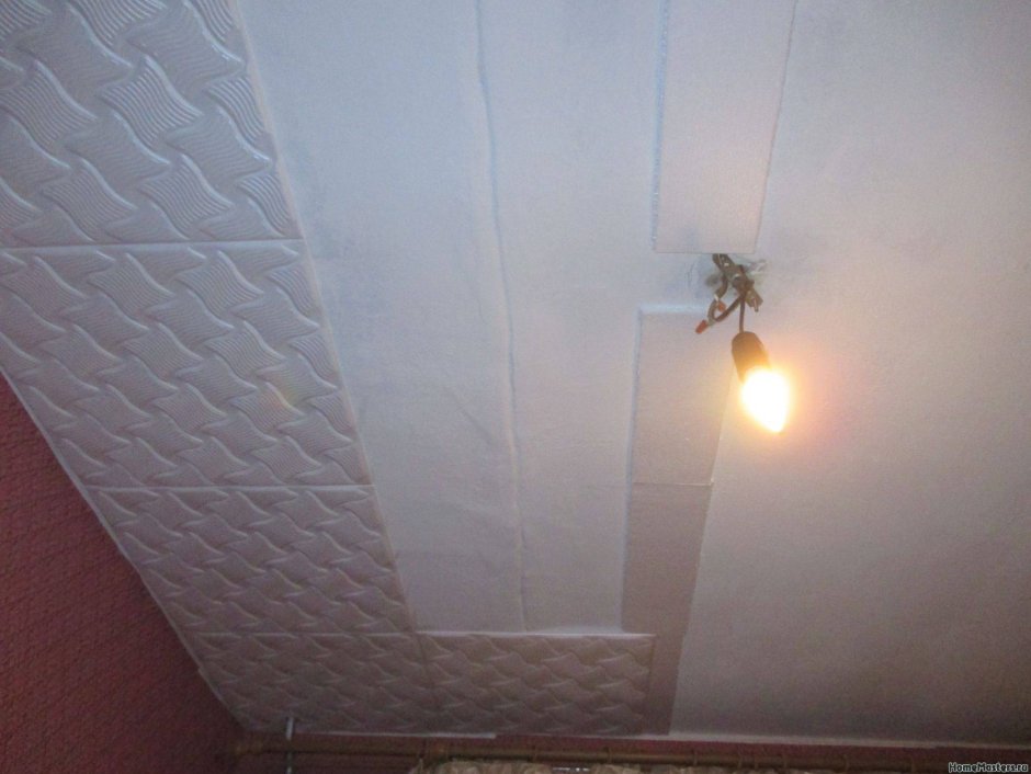 Потолок наклеянный потолочной плиткой