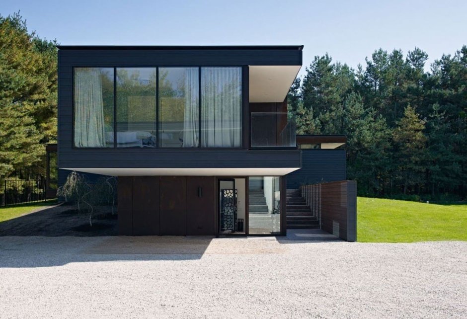 Двухэтажный дом с плоской крышей и панорамными окнами