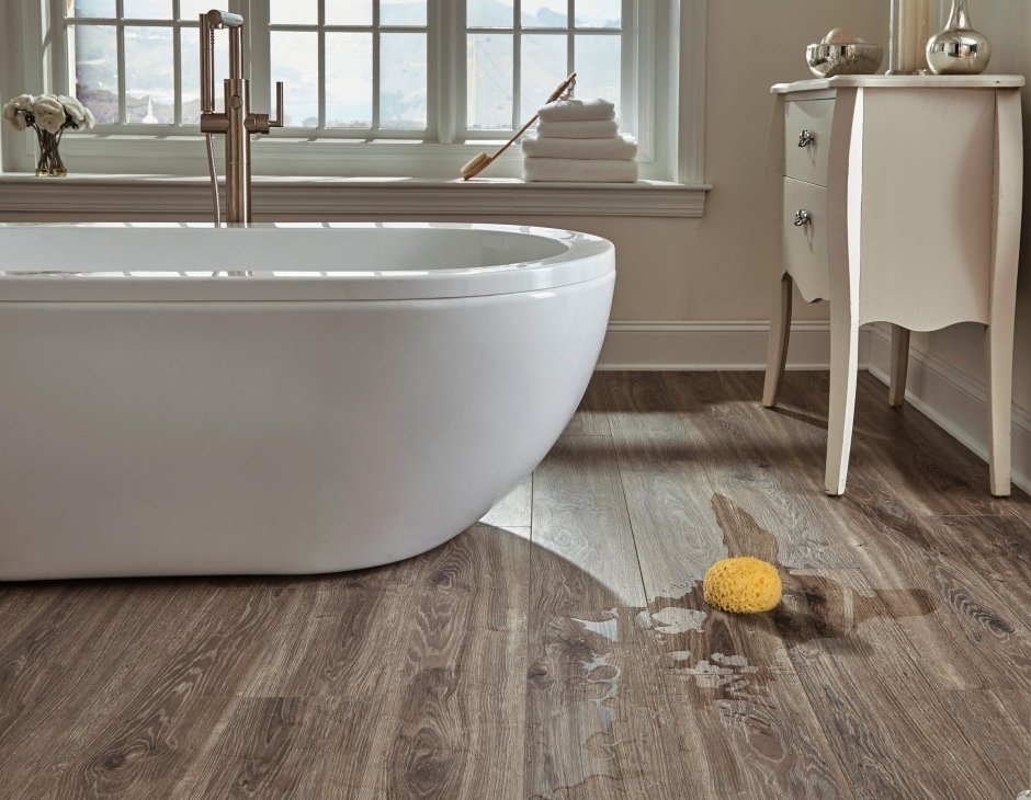 Ванная с плиткой под дерево