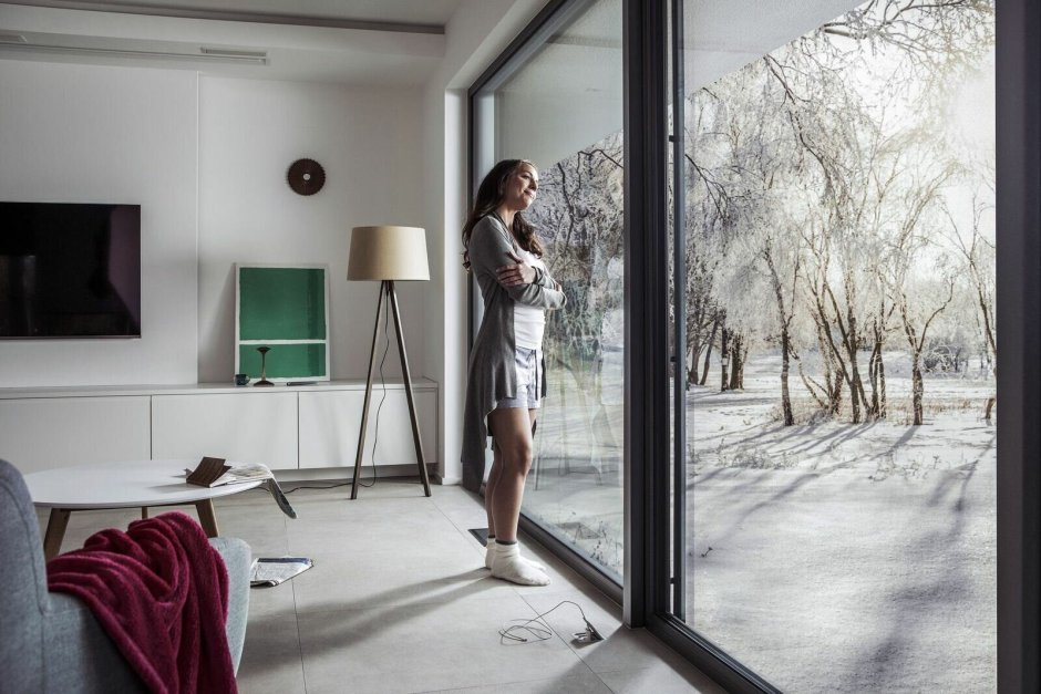 Подсматривает в окно бинокль